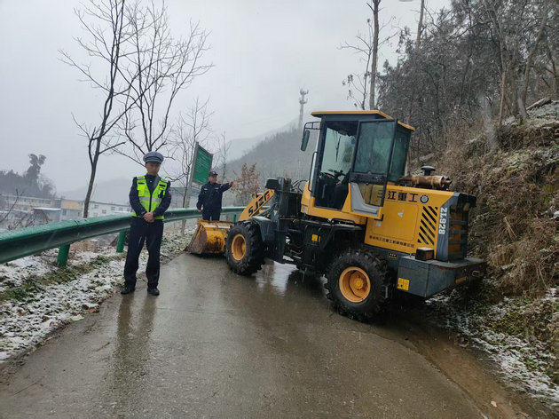 迎战风雪，守护安宁&mdash;&mdash;旬阳市公安局交通管理大队麻坪中队警民联动践行为民誓言
