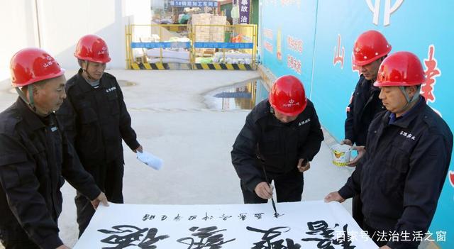 建筑工地上的书法家：刘寿益
