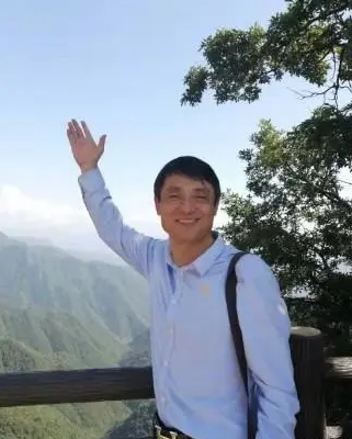 资深媒体人黄迅