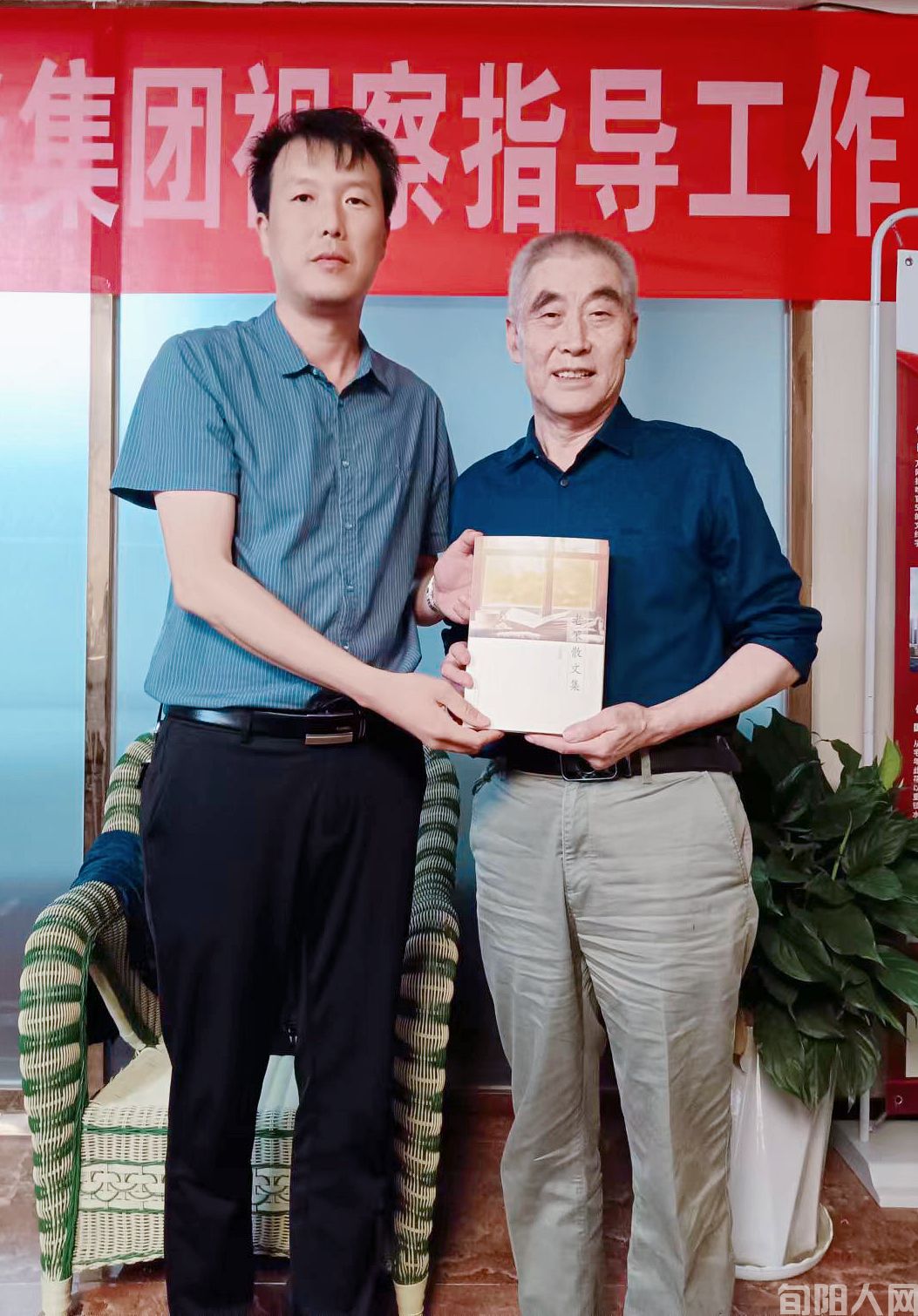 旬阳市本地四位知名作家为“旬阳人网”赠书(图2) 王贤雅老师0.jpg