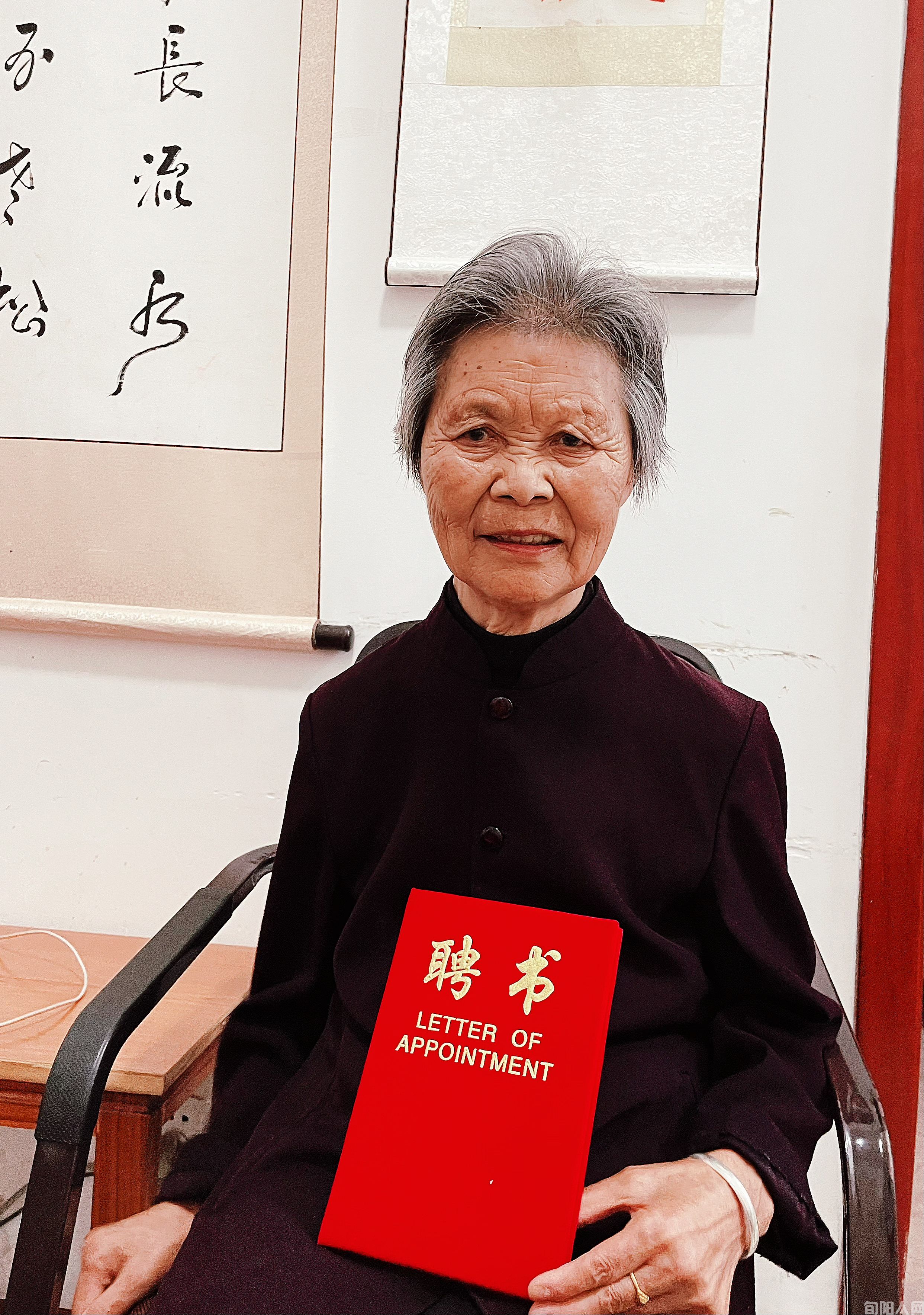 旬阳市本地四位知名作家为“旬阳人网”赠书(图4) 张志琴01.jpg