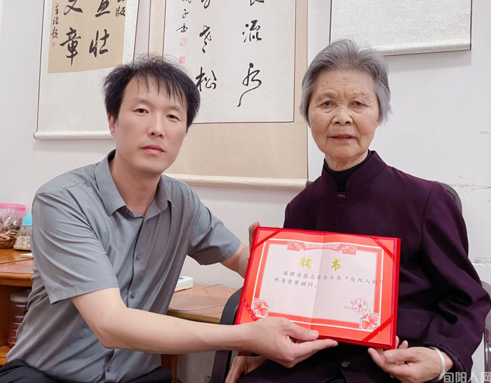 旬阳市本地四位知名作家为“旬阳人网”赠书(图9) 张5.jpg