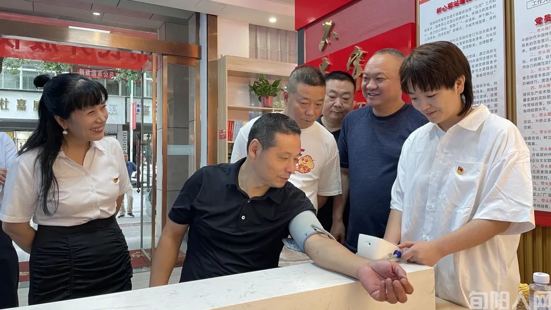 旬阳市烟草专卖局初心驿站建成并对市民开放(图2) 在驿站体验.jpg