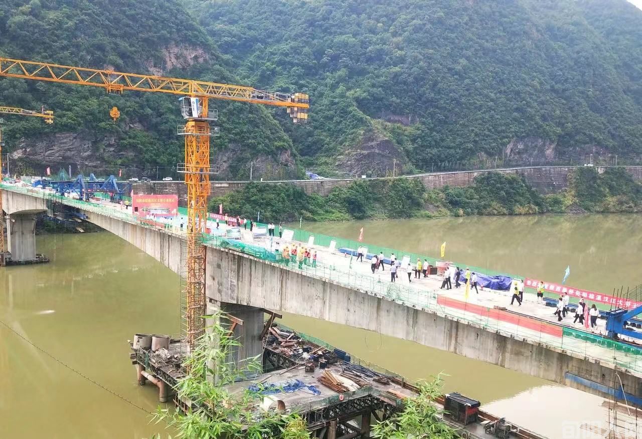 旬阳棕溪汉江大桥合龙!(图3) 汉江大桥合龙3.jpg