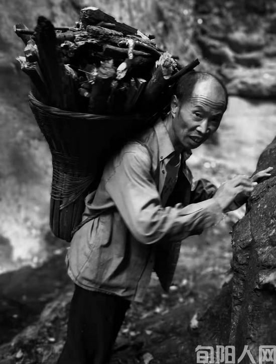 舅父担脚出山外 文/张志琴(图2) 背货.jpg