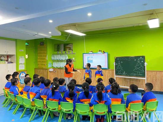 致敬代理教师 文/向维录(图1) 向校长0909.jpg