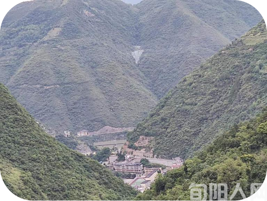 棕溪有美景 旅游到矾石 文图/鲁延河(图2) 棕溪矾石村02.png