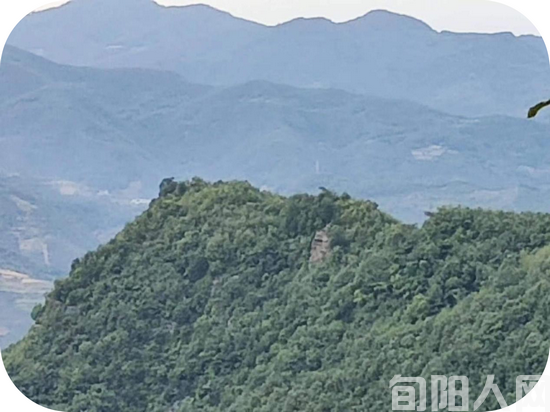 棕溪有美景 旅游到矾石 文图/鲁延河(图10) 鹰嘴石.png