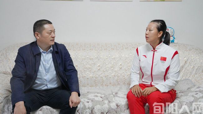 陈红星看望慰问亚运会冠军徐星叶(图1) 徐.jpg