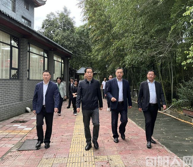 风雨无阻促发展 点燃振兴新引擎 —— 棕溪镇“十一”期间“双招双引”工作座谈会纪实(图2) 市长检查01.jpg