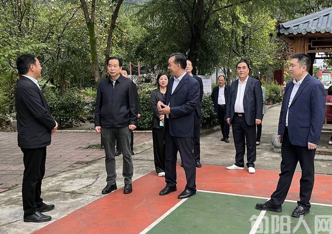 风雨无阻促发展 点燃振兴新引擎 —— 棕溪镇“十一”期间“双招双引”工作座谈会纪实(图4) 市长检查04.jpg