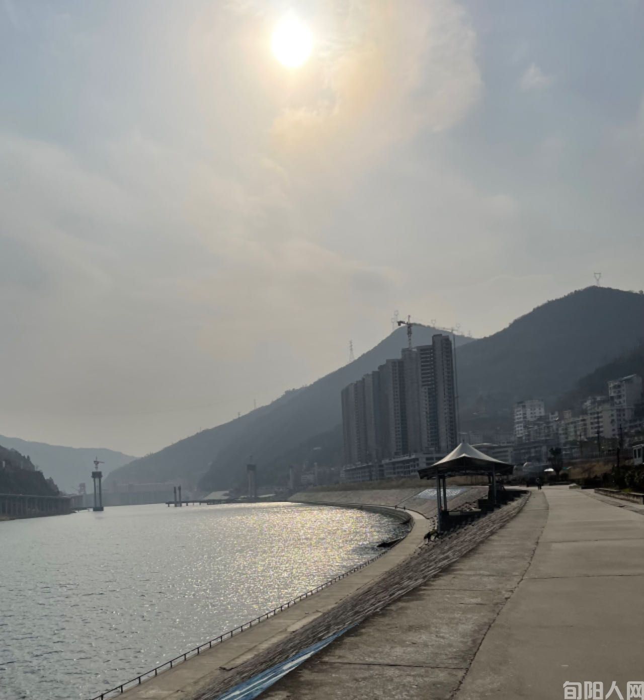 漫步河堤 文/张志琴(图1) 河堤.jpg