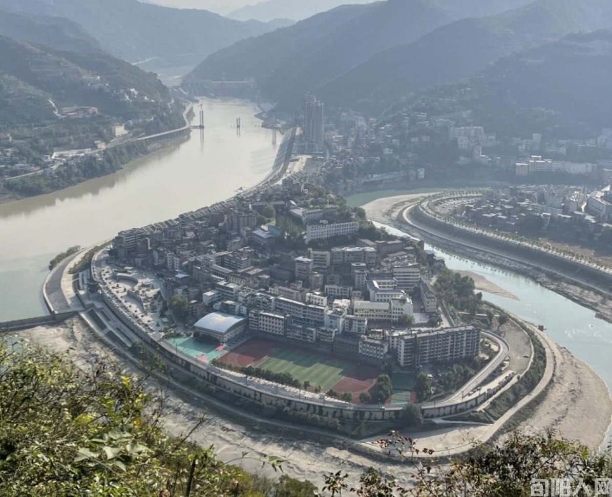 漫步河堤 文/张志琴(图2) 老城.jpg