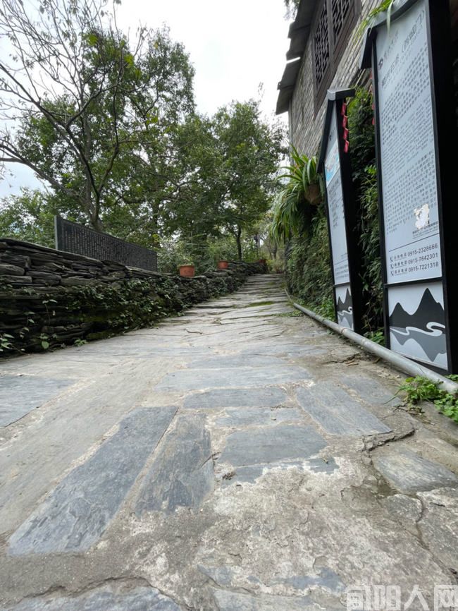 大北环骑行赏秋 文/张文胜(图1) 蜀河.jpg