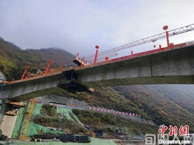 西康高铁旬河大桥顺利合龙(图1) 中新网.jpg
