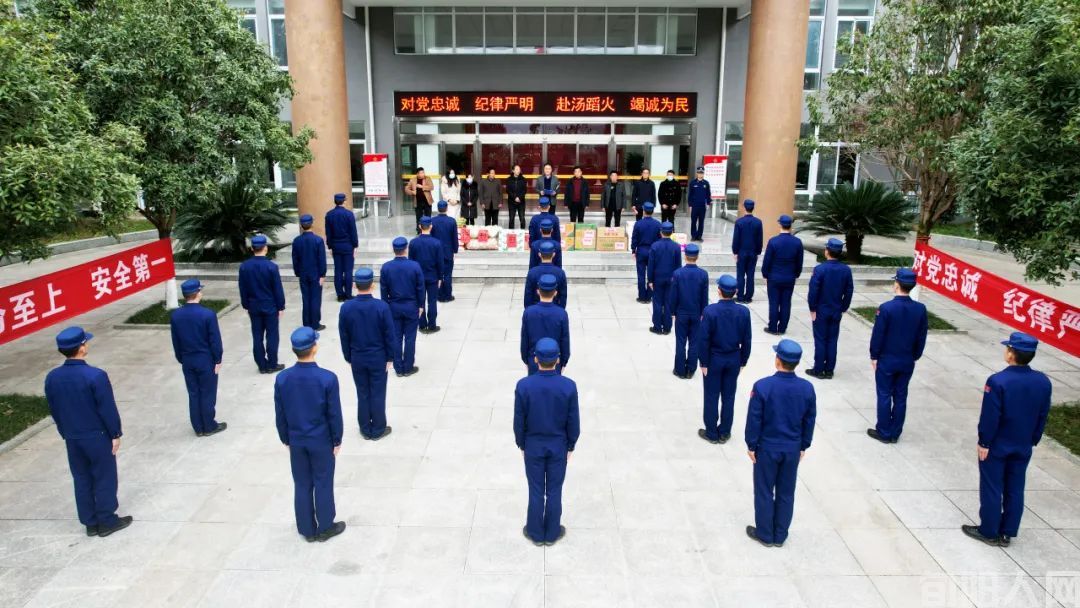 安康市恒口示范区长行村村委会和驻地居民代表一行走访慰问陕西机动队伍安康驻防分队(图1) 1.jpg