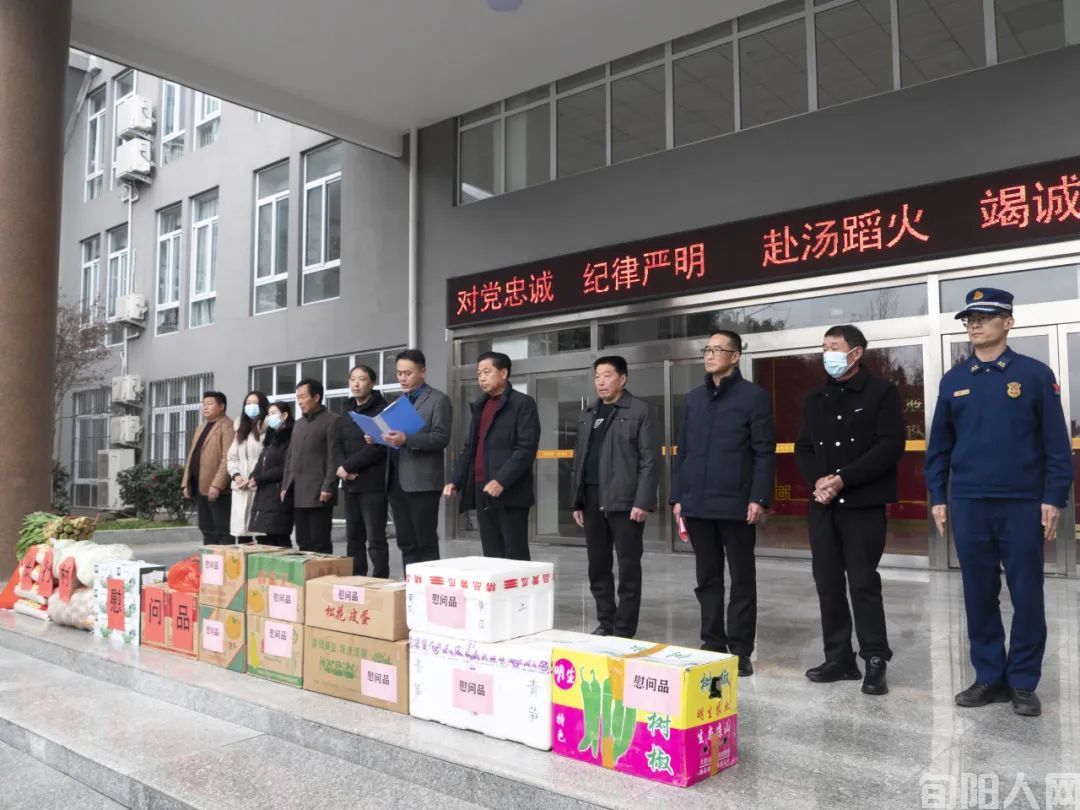 安康市恒口示范区长行村村委会和驻地居民代表一行走访慰问陕西机动队伍安康驻防分队(图2) 2.jpg