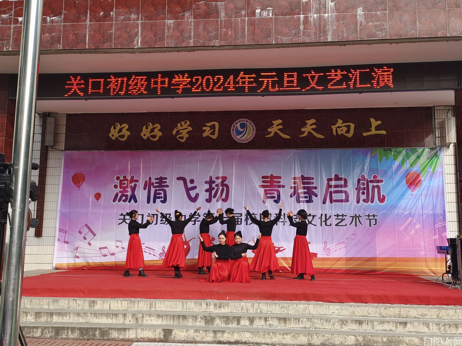 激情飞扬,青春启航 - 旬阳市关口初级中学举行第十届校园科技文化艺术节展演活动(图2) D3480D6FB9C0CEEEB5F5173419D6810F.jpg