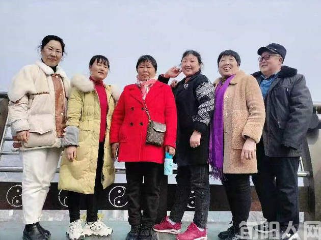 沐浴那道阳光,拥有那份健康 文/刘家胜(图2) 全家福2.jpg