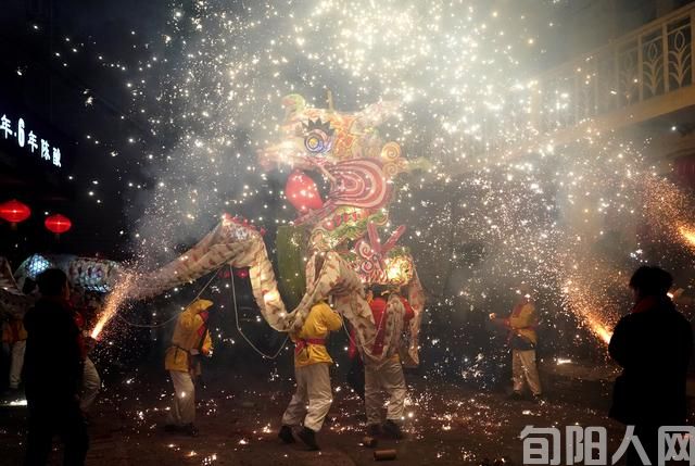 陕西旬阳：懒龙闹春(图1)