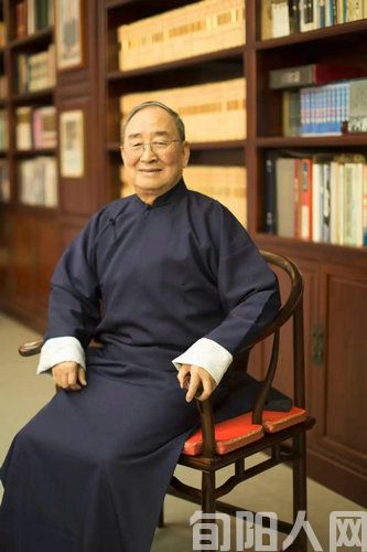 先生是我心中的那一轮圆月       文/雷江