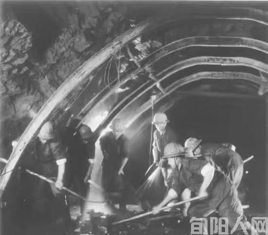 甜酸苦涩铺就人生路——读陈阳友小说《在那甜酸苦涩的岁月》随笔 文/龚建华(图5) 05.jpg