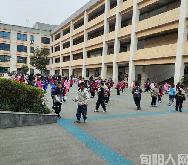 童趣 文/向维录(图1) 学校.jpg