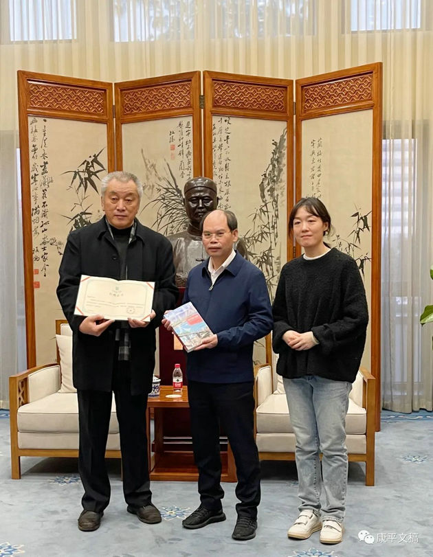 李康平先生签名书入藏国家图书馆(图1) 1.jpg