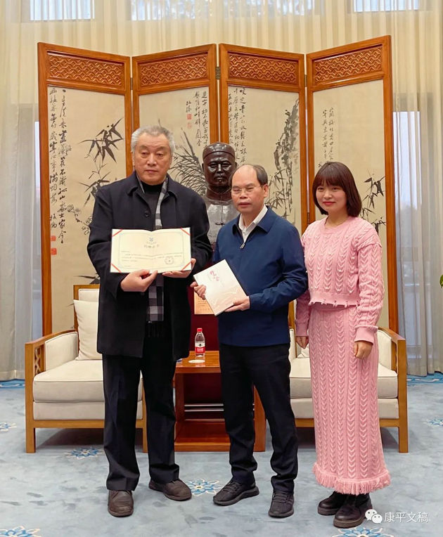 李康平先生签名书入藏国家图书馆(图2) 2.jpg