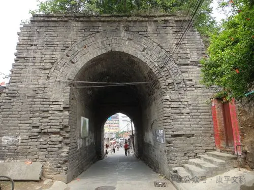 我的往事(7):无意交恶 文/李康平(图1) 城门.png