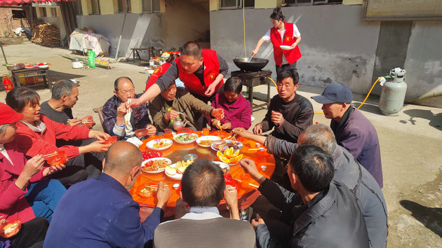 陕西安康旬阳市铜钱关镇:敬老爱老显温情 志愿服务暖人心(图1) 1.jpg