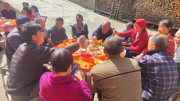 陕西安康旬阳市铜钱关镇:敬老爱老显温情 志愿服务暖人心(图2) 2.jpg