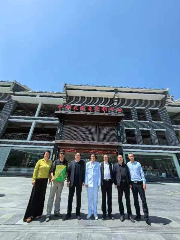 为中国‘“中华太极城”把脉的人----记世界和平家园投资集团管理有限公司董事局主席王小平同志来旬考察 文/华军(图1) 巨隆.jpg