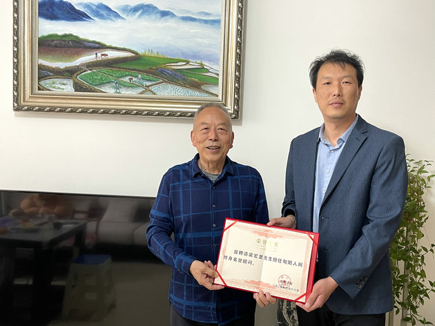 热烈恭贺《旬阳人网》特聘梁宏显、赵秀云为终身名誉顾问(图1) 1.jpg