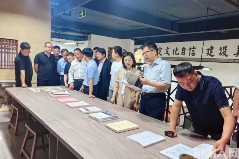 5月14日晚，市长罗本军主持召开旬阳市旅发委扩大会暨龙舟季假日旅游工作部署会，传达贯彻安康市生态旅游产业发展委员会第四次主任会议精神，复盘总结“五一”假日旅游工作，安排周末游、常态游以及龙舟节系列活动筹备等重点工作。副市长宋宗卉出席会议。   旬阳市旅发委扩大会暨龙舟季假日旅游工作部署会  罗本军强调，今年以来，全市上下“兴文强旅”共识合力基本形成，尤其是“五一”假日旅游市场繁荣有序，整体呈现供需(图1)