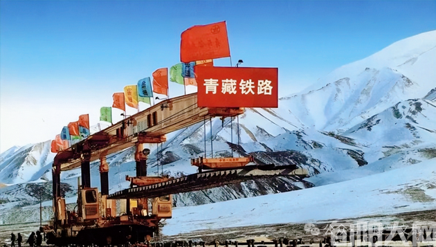 写在青藏铁路上的忠诚(3) 文/李康平 刘江涛(图2) 青藏铁路.png