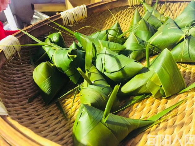 槲叶粽子家乡情 文/李向宝(图1) 斛叶.jpg