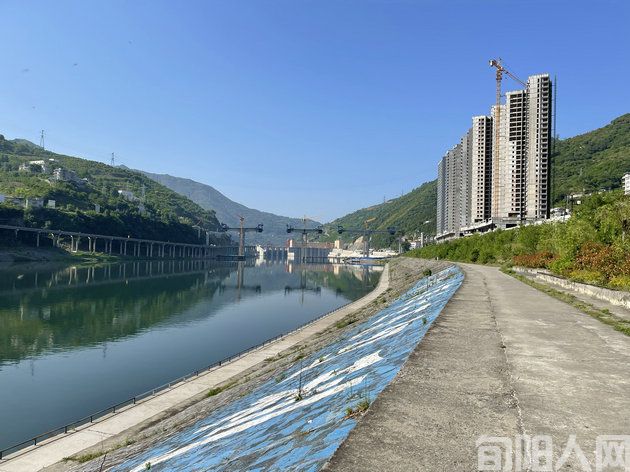 慢步河堤 文/棕杰(图1) 河堤2.jpg