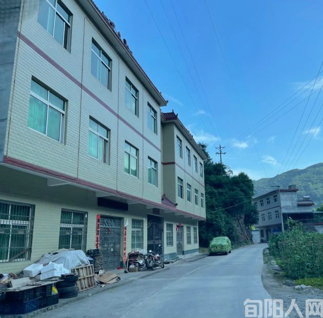 老屋门前的路 文/郝晓东(图1) 路.jpg