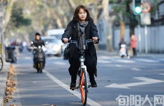 让我们骑着车去看街景     文/李康平