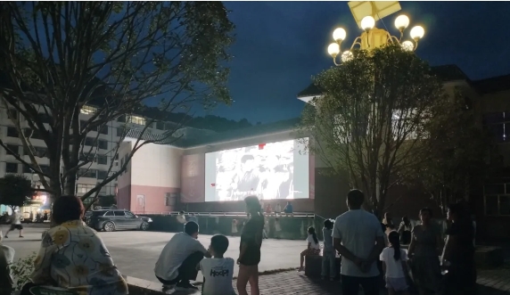 陕西旬阳市蜀河镇:文化惠民让乡村夜晚“有声有色”(图1) 001.jpg