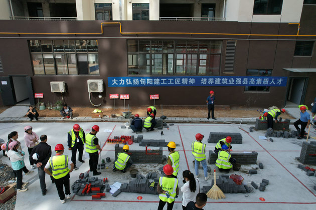 陕西旬阳:砌筑技能大比武 建筑工人展风采(图2) 02.jpg