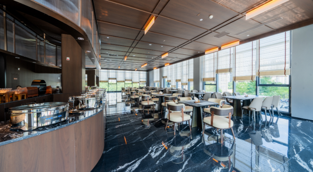 秋光潋滟店门开 商海金秋展宏图 ——金力源国际酒店华彩炫世侧记(图11) 接待.png