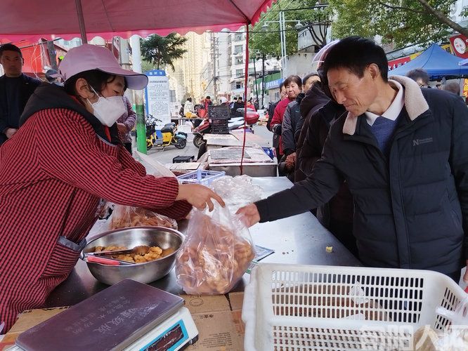 旬阳喜迎春节:热闹的年货市场(图1) 微信图片_20250128121414.jpg