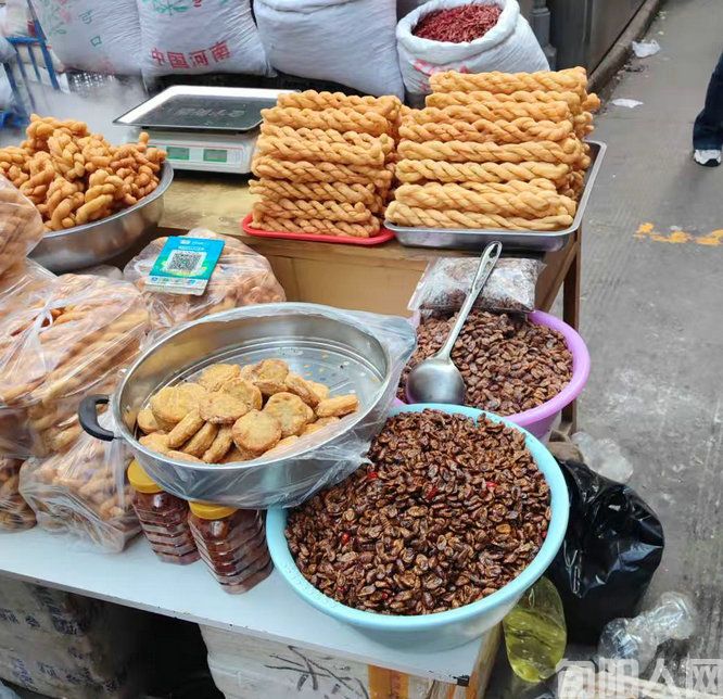 旬阳喜迎春节:热闹的年货市场(图4) 微信图片_20250128121040.jpg