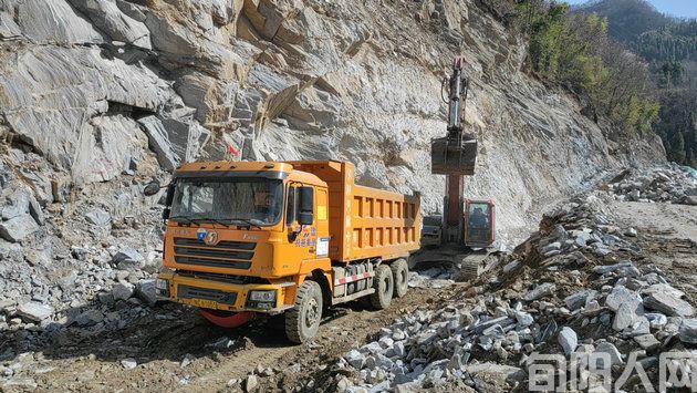 为人民幸福奋斗不止 —-旬阳市仁河口镇2024年工作侧记(图4) 王莽山旅游路项目建设如火如荼.jpg