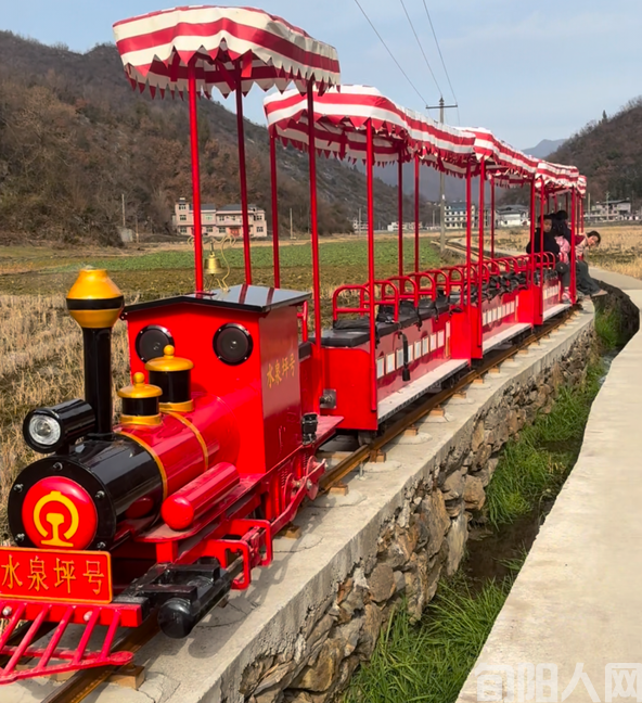 陕西旬阳市仁河口镇:双招双引显成效 民营企业“唱主角”(图2) 稻田小火车一期已投入运营.png