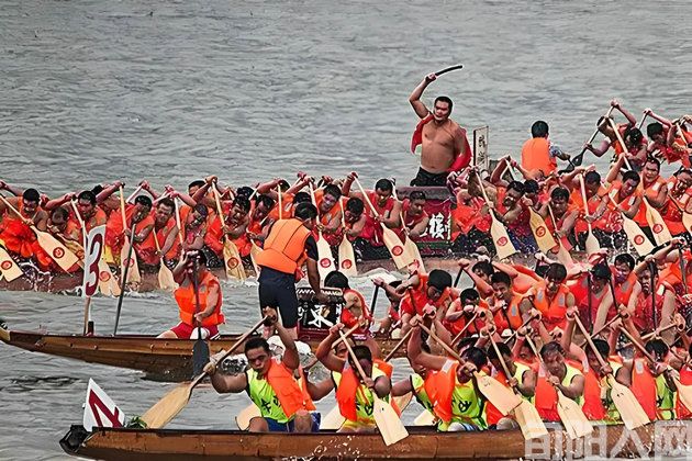 常正安:一桨划破千年文化回响,延续民族传统民俗风骨——浅谈旬阳龙舟赛(图1) 龙船.jpg