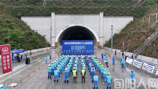 西康高铁全线隧道贯通 项目建设驶入“快车道”(图1) 西康高铁全线隧道贯通 项目建设驶入“快车道”(图1)