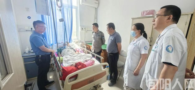 爱与担当!兴平市一四五医院为困难患者捐款送温暖(图2) 一四五医院01.jpg